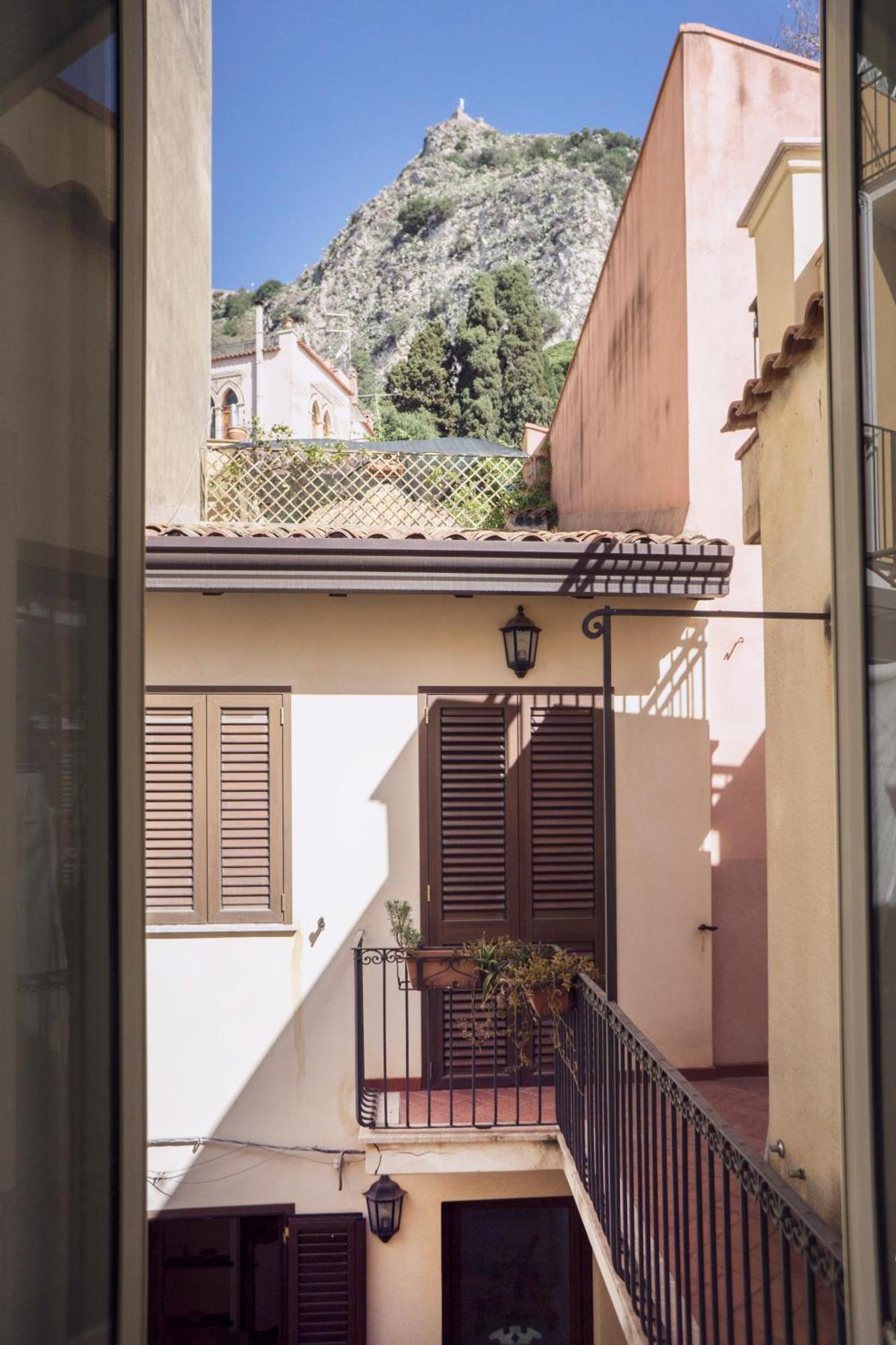 Appartamento Tina House - Il Cortile Nel Centro Storico Di Taormina Esterno foto